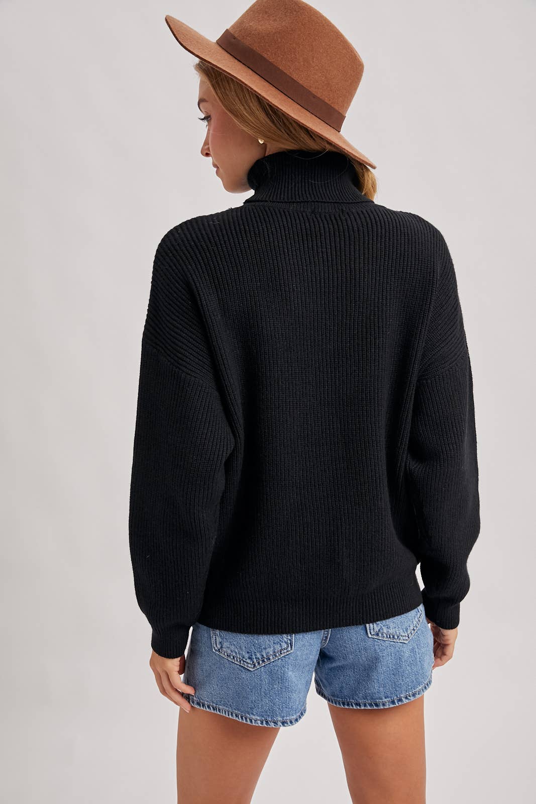 TURTLENECK RIBBED KNIT SWEATER